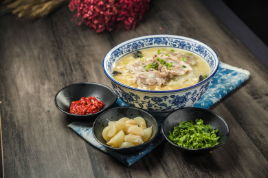 桌上有一份羊肉泡馍和小料