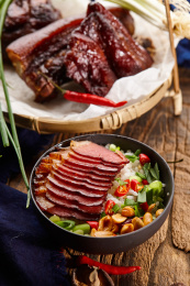 木纹桌面上的腊肉和腊肉饭