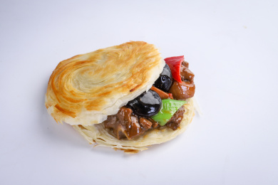白色背景上的陕西潼关蔬菜夹馍饼子