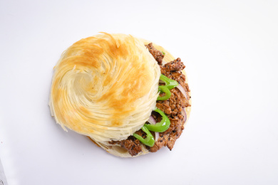 白色背景上的陕西潼关孜然夹馍饼子