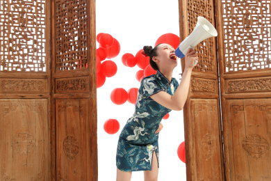 青年女人用扩音器宣传好消息