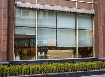 城市街道书店大型落地玻璃窗