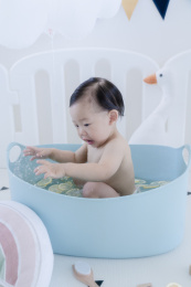 浴缸里的洗柠檬澡小男孩