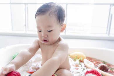 幼儿快乐享受草莓浴特写
