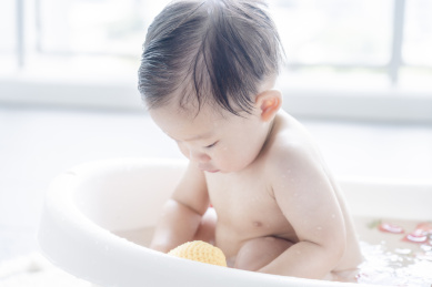 幼儿快乐享受草莓浴特写