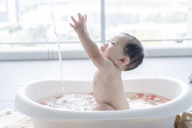 幼儿快乐享受草莓浴同时顽皮撩龙头水