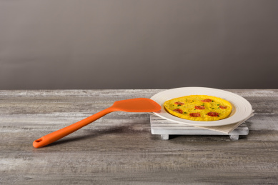 用硅胶铲在卡式炉灶上煎西红柿鸡蛋饼