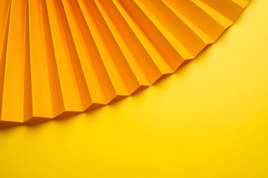 黄色纸扇时尚海报背景    