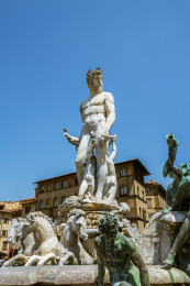 意大利佛罗伦萨老城中心广场上的雕塑