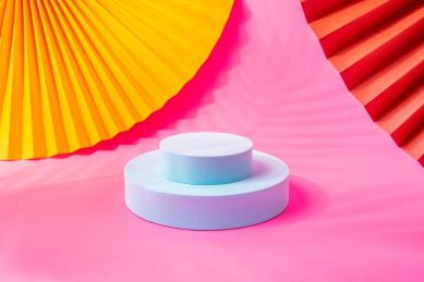 炫彩折扇和圆柱体3D展示台场景图  