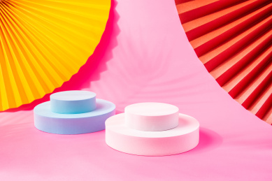 炫彩折扇和圆柱体3D展示台场景图  