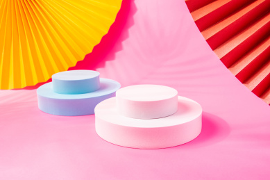 炫彩折扇和圆柱体3D展示台场景图  