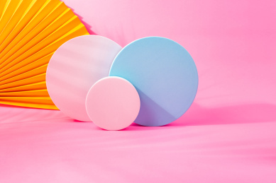 炫彩折扇和圆柱体3D展示台场景图  