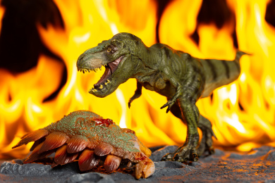 大火前方陨石坑旁的霸王龙及剑龙尸体