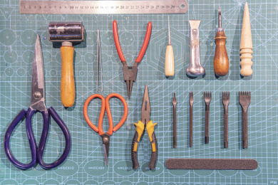 手工制作皮具的一组工具