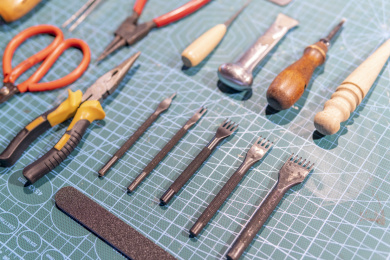 手工制作皮具的一组工具
