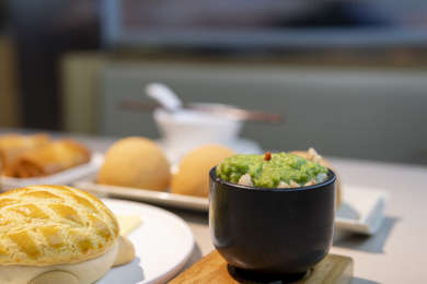  在中国广东酒楼里美味的粤菜姜蓉鸡肉饭