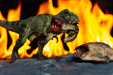 大火前方陨石坑旁的霸王龙叼着健龙尸体