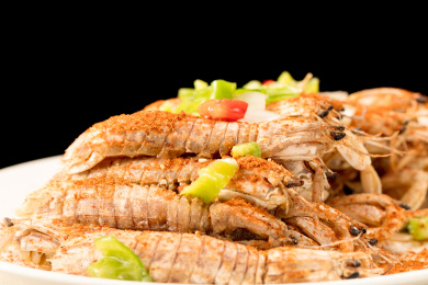 白盘里的香辣皮皮虾