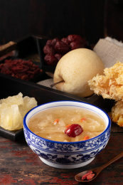 青花瓷碗里的冰糖雪梨银耳汤