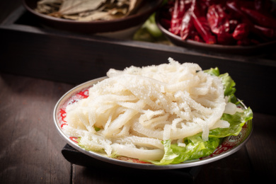 木盘上粗碗里的重庆老火锅菜品白千层肚