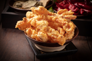 木盘上粗碗里的重庆老火锅小吃油炸酥肉