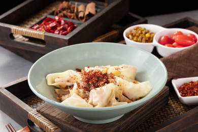 木盒里大碗里的麻辣干拌抄手