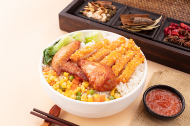白碗里的奥尔良烤翅炸鸡排套饭