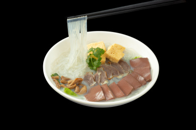 白碗里筷子夹着的鸭血粉丝汤
