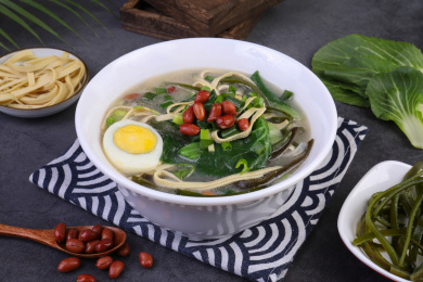 复古背景上碗里的三鲜砂锅米线