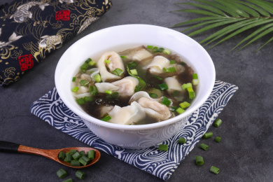 复古背景上碗里的三鲜云吞混沌