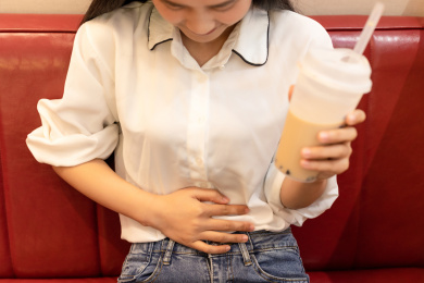 一名年轻女子喝完冻奶茶后腹痛