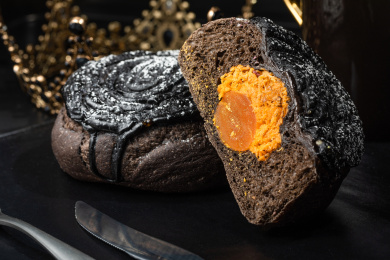 黑色背景中的黑色蛋黄麻薯软欧包