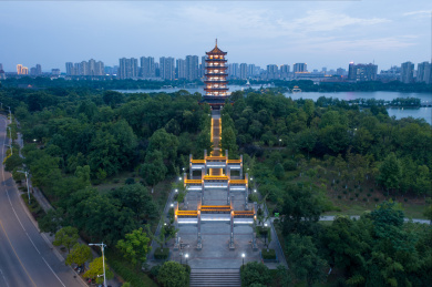 中国安徽省芜湖市湾沚区东湖公园楚风塔夜景航拍