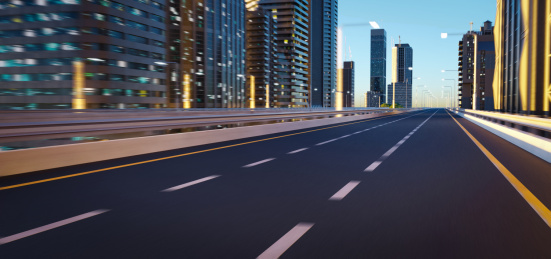 动态移动的高速道路与城市背景图
