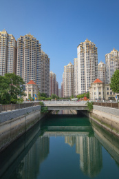 中国辽宁大连金普新区滨海路城市中的内河