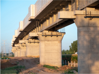 黄昏郊外田野上的风景