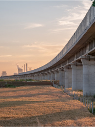 黄昏郊外田野上的风景