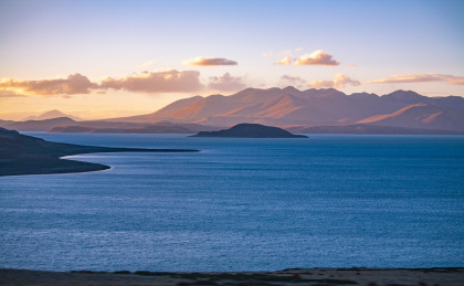中国西藏阿里普兰县的拉昂错湖的黄昏晚霞