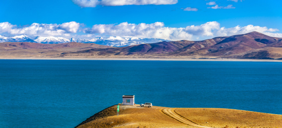 中国西藏阿里地区普兰县的鬼湖拉昂错湖风光