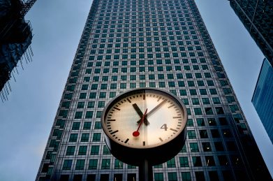 现代城市高楼背景巨型钟表