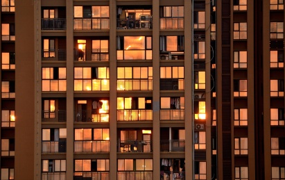 反射夕阳金光的高层住宅楼玻璃外墙面