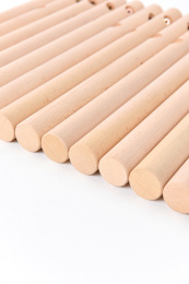 白色背景上的榉木圆棒