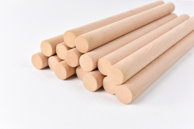 白色背景上的原木棒 