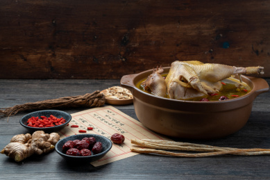 放在木质桌子上的药膳炖鸡汤