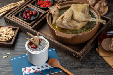 放在木质桌子上的药膳炖鸡汤