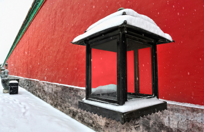 雪中故宫里的宫灯
