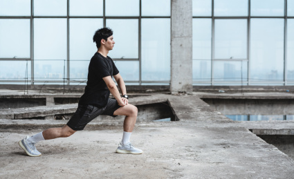 年轻运动男子在做拉伸动作