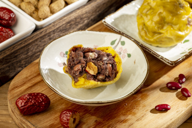 托盘上的金瓜杂粮包