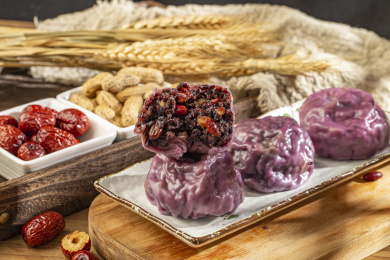 托盘上的紫薯粘豆包